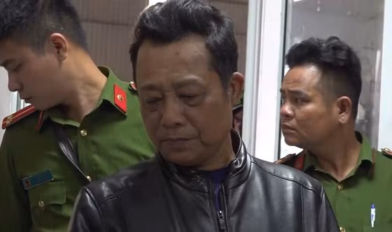 Công an thi hành lệnh bắt giữ Giám đốc Trung tâm Đăng kiểm 50-17D. Ảnh: CHÍ THẠCH