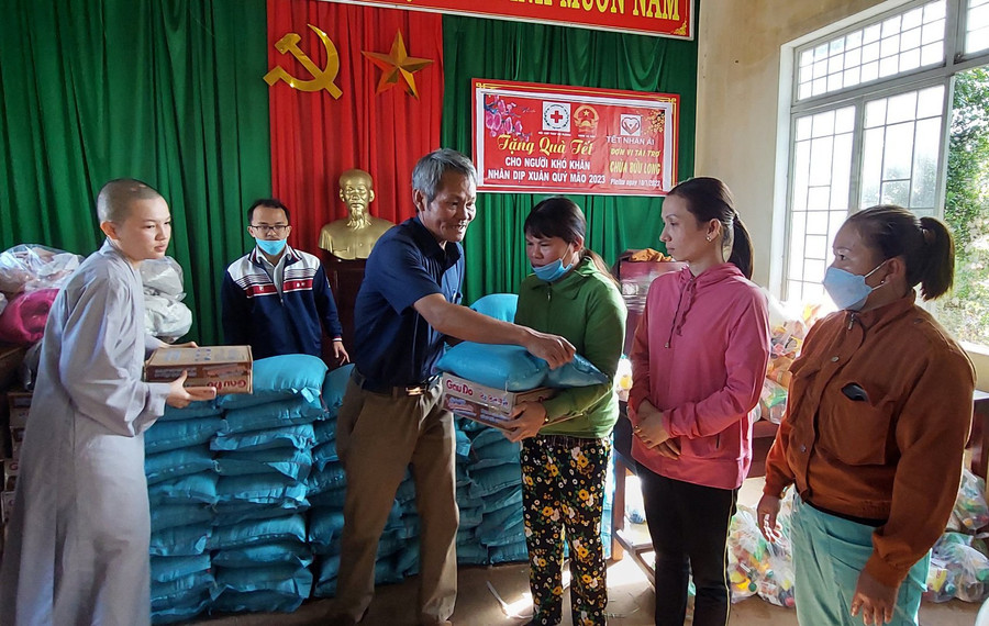 Đoàn trao quà cho những gia đình có hoàn cảnh khó khăn tại xã Gào. Ảnh: Hà Phương