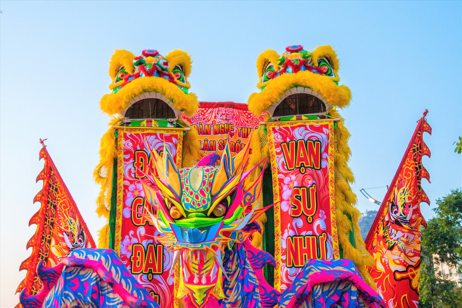 Từ khoảng 14h ngày 1.1, 54 đoàn Lân - Sư - Rồng đã tập trung tại khu vực đường Quang Trung (đoạn hoa viên Quang Trung) để chuẩn bị cho ngày hội. Ảnh: Nhật Huy