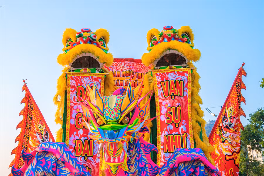Từ khoảng 14h ngày 1.1, 54 đoàn Lân - Sư - Rồng đã tập trung tại khu vực đường Quang Trung (đoạn hoa viên Quang Trung) để chuẩn bị cho ngày hội. Ảnh: Nhật Huy