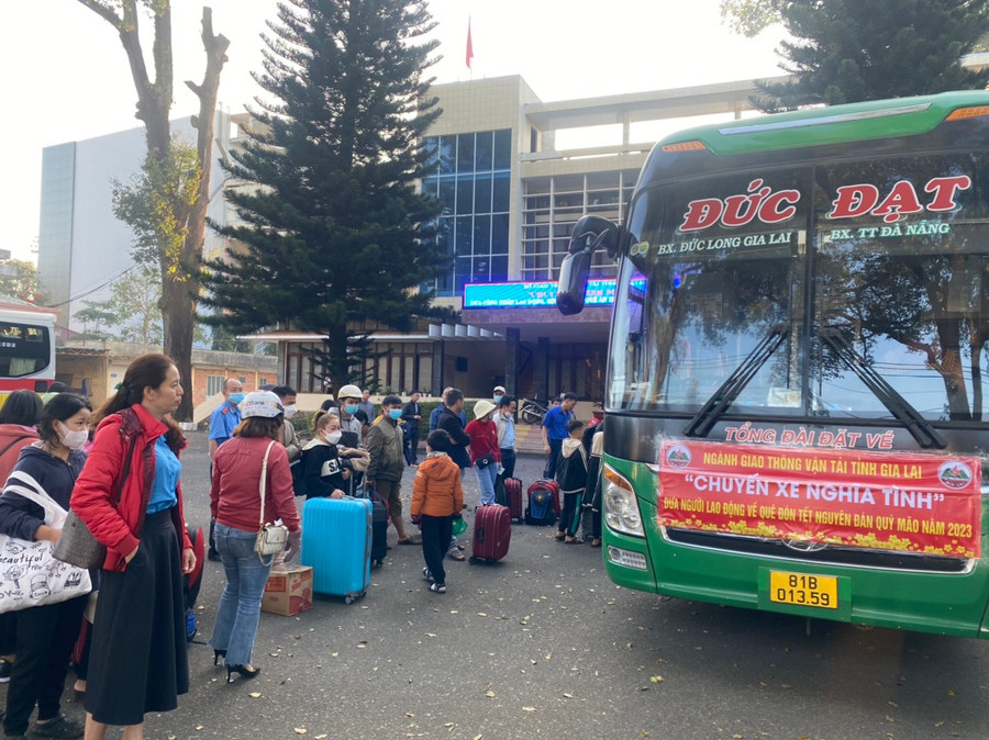 Công nhân, người lao động có mặt từ sớm để lên "chuyến xe nghĩa tình" về quê đón Tết. Ảnh: Lê Anh Công nhân, người lao động có mặt từ sớm để về quê trên chuyến xe nghĩa tình. Ảnh: Lê Anh