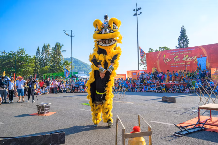 Ngày hội bắt đầu với màn trình diễn khéo léo, kỹ thuật nhưng đầy hào hứng của từng đơn thể Lân. Ảnh: Nhật Huy