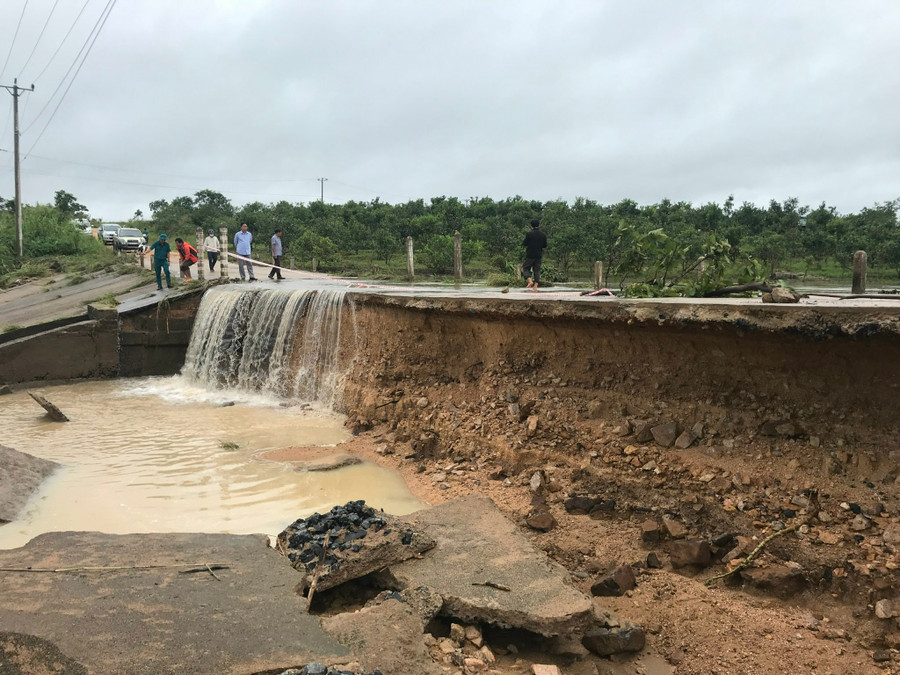 Ngầm tràn số 2 vào 2 thôn Ia Jol và Ia Brel (xã Ia Le, huyện Chư Pưh) sạt lở do mưa lớn trong tháng 8-2022. Ảnh: Nguyễn Diệp