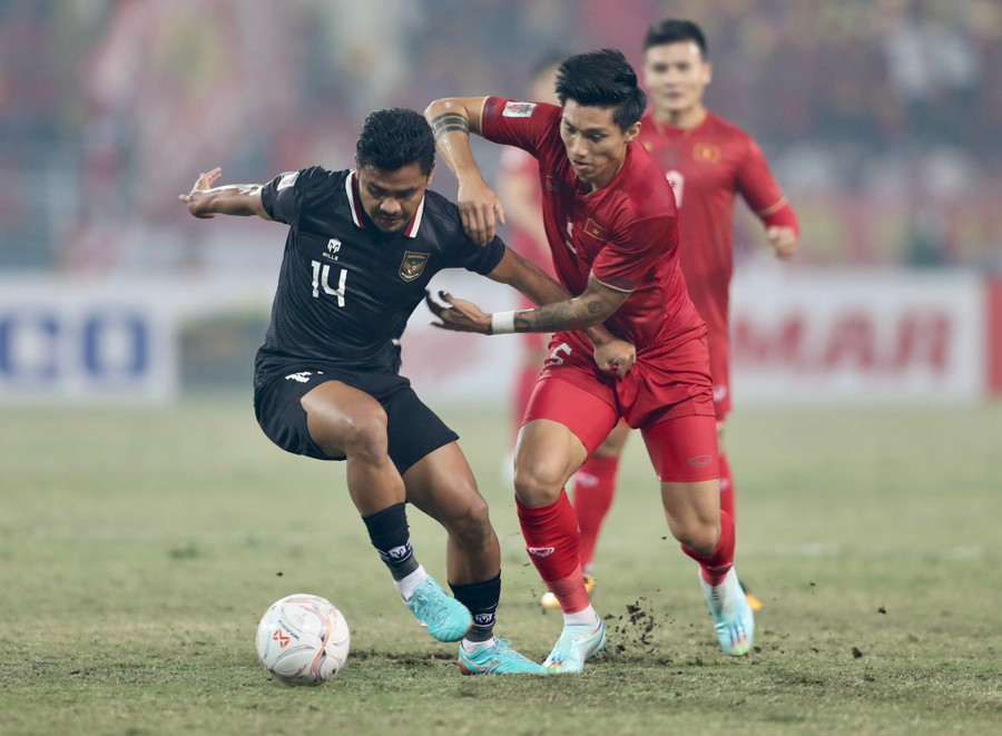 Indonesia (trái) đã có trận đấu lép vế hoàn toàn trước các cầu thủ Việt Nam. Ảnh: Tuấn Hữu