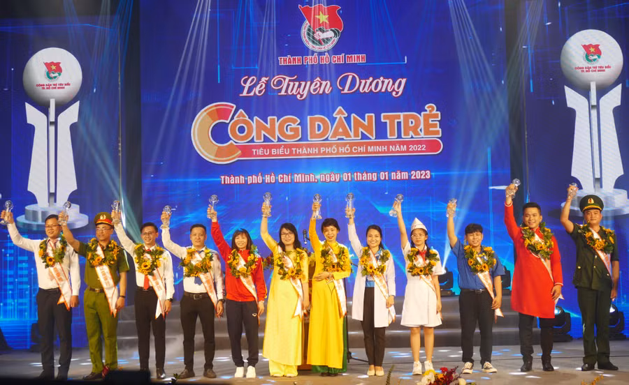 12 "Công dân trẻ tiêu biểu TP.HCM" năm 2022. Ảnh: Lê Thanh 12