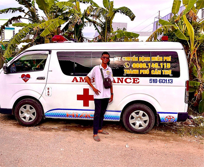 Lê Hoài Nhân bên xe chuyển bệnh nhân