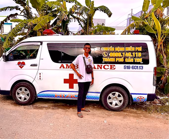 Lê Hoài Nhân bên xe chuyển bệnh nhân