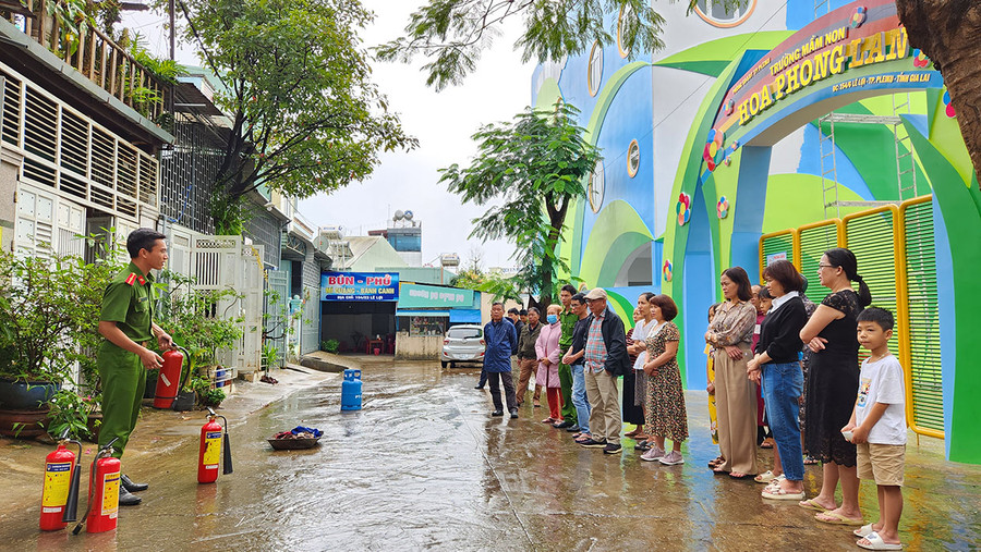Các hộ gia đình thuộc "Tổ liên gia an toàn phòng cháy-chữa cháy" được tập huấn sử dụng phương tiện PCCC. Ảnh: Bá Bính Các hộ gia đình thuộc