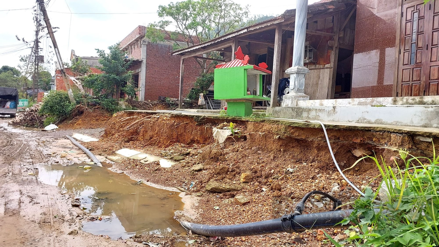 Theo người dân, dự án kéo dài đã làm ảnh hưởng đến sinh hoạt của họ khi mùa mưa đường bùn lầy đi lại khó khăn, còn mùa nắng thì bụi bẩn.