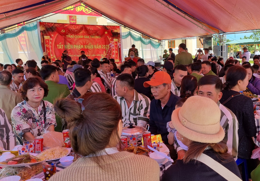 Quang cảnh bữa cơm Tất niên cho các phạm nhân tại Phân trại số 1. Ảnh: Hà Phương