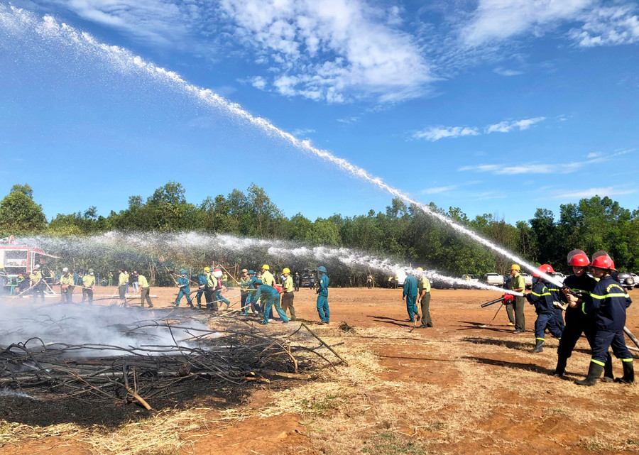 Các lực lượng tham gia diễn tập chữa cháy rừng. Ảnh: Lê Nam Các lực lượng tham gia diễn tập chữa cháy rừng. Ảnh: Lê Nam