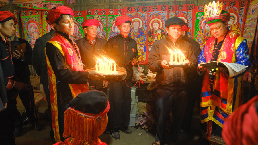 12 ngọn nến (đèn) trong nghi thức dâng đèn. 12 ngọn nến (đèn) trong nghi thức dâng đèn