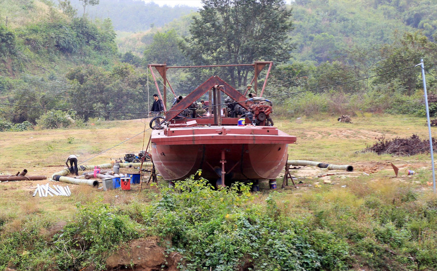 Một tàu hút cát hết thời hạn kiểm định nên được doanh nghiệp đưa lên bờ. Ảnh: Phước Lê