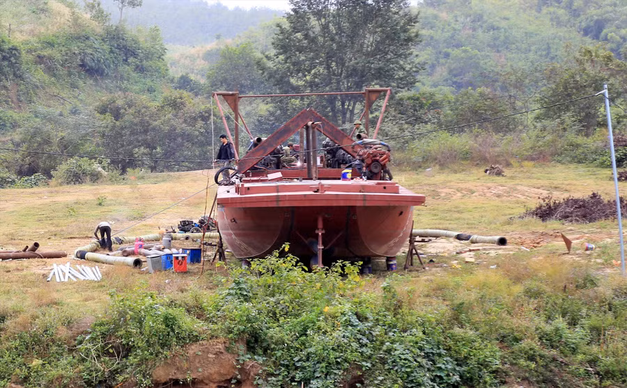 Một tàu hút cát hết thời hạn kiểm định nên được doanh nghiệp đưa lên bờ. Ảnh: Phước Lê