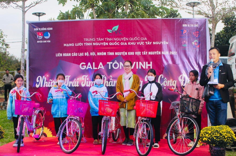 Các em thiếu nhi xã Ia Khươl (huyện Chư Păh) nhận xe đạp mới do các câu lạc bộ, đội, nhóm tình nguyện trao tặng. Ảnh: Phan Lài