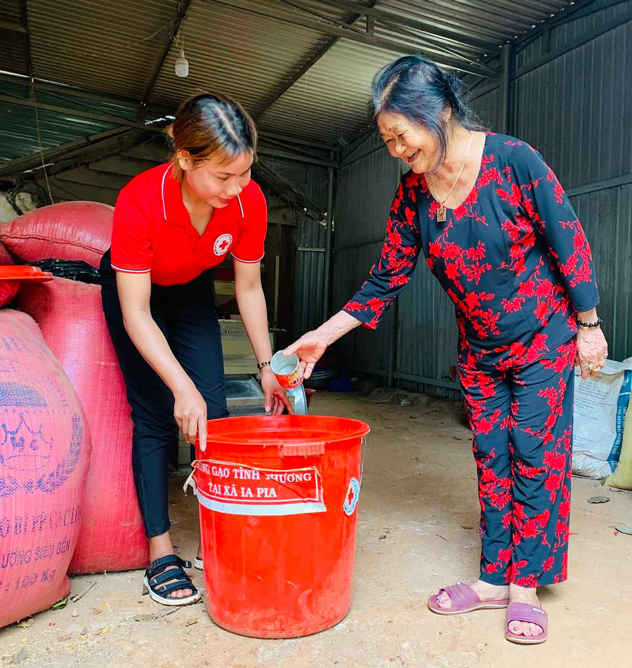Bà Nguyễn Thị Hiên (bìa phải) bớt một phần gạo của gia đình để ủng hộ hũ gạo tình thương. Ảnh: Hồng Thương Bà Nguyễn Thị Hiên (bìa phải) bớt một phần gạo của gia đình để ủng hộ hũ gạo tình thương. Ảnh: Hồng Thương