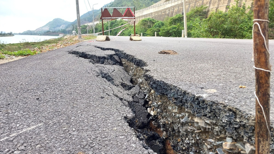 Đường ĐT601 sạt lở, sụt lún nghiêm trọng sau mưa vào hồi tháng 11/2022. Ảnh: D.B