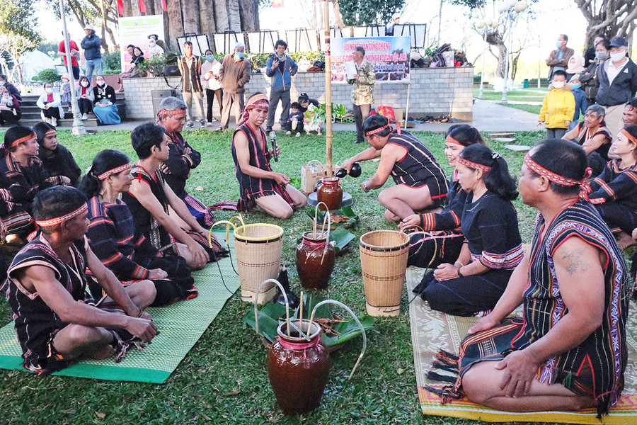  Người chủ lễ thực hiện các nghi thức trong lễ cưới truyền thống của người Jrai. Ảnh: Minh Châu