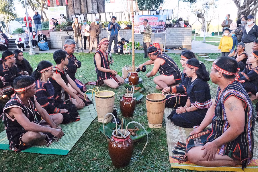  Người chủ lễ thực hiện các nghi thức trong lễ cưới truyền thống của người Jrai. Ảnh: Minh Châu