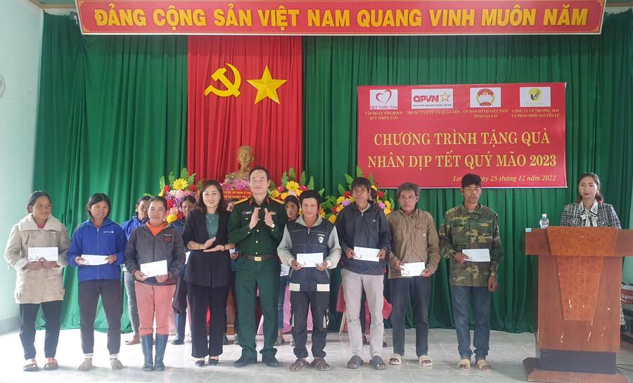 Trung tâm Phát thanh-Truyền hình Quân đội phối hợp tặng quà Tết cho người dân xã Lơ Ku (huyện Kbang). Ảnh: Đinh Yến