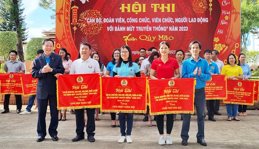Ban tổ chức trao giải cho các đội có sản phẩm xuất sắc tại Hội thi. Ảnh: Hà Phương Ban tổ chức trao giải cho các đội có sản phẩm xuất sắc tại Hội thi. Ảnh: Hà Phương