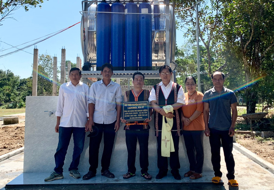 Quỹ hỗ trợ bệnh nhân nghèo Gia Lai và chính quyền địa phương bàn giao công trình nước sạch cho bà con làng Kon Chang. Ảnh: Như Nguyện Quỹ hỗ trợ bệnh nhân nghèo Gia Lai, chính quyền địa phương bàn giao công trình nước sạch cho bà con làng Kon Chang. Ảnh: Như Nguyện