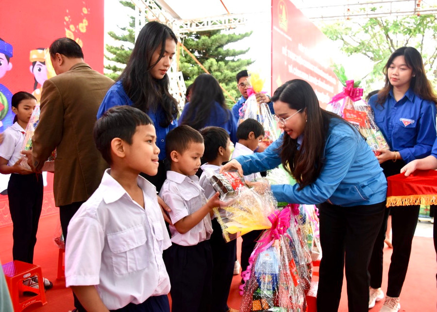 Gia Lai: 2.000 thiếu nhi tham gia ngày hội "Thiếu nhi Việt Nam-Học tập tốt, rèn luyện chăm" ảnh 2 Chị Nguyễn Phạm Duy Trang-Bí thư Trung ương Đoàn, Chủ tịch Hội đồng Đội Trung ương tặng quà cho các em thiếu nhi khó khăn. Ảnh: Đức Thụy