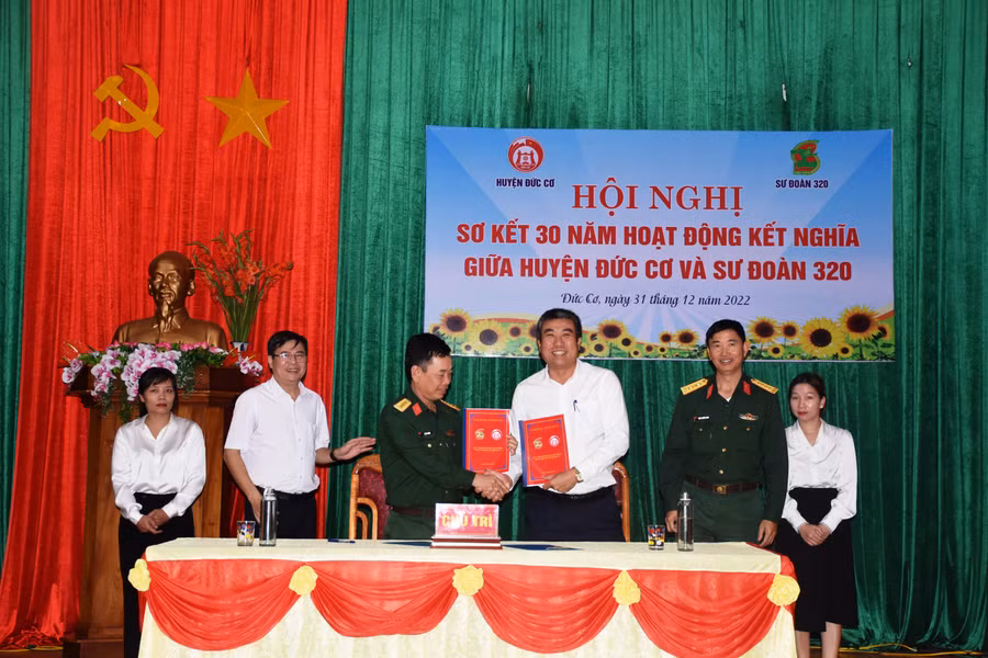Lãnh đạo huyện Đức Cơ và Sư đoàn 320 ký kết quy chế phối hợp giai đoạn tiếp theo. Ảnh: Vĩnh Hoàng