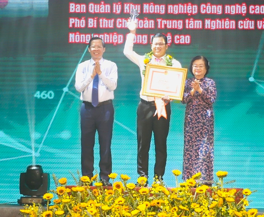 Chủ tịch UBND TP.HCM Phan Văn Mãi và nguyên Phó chủ tịch nước Trương Mỹ Hoa tuyên dương gương 