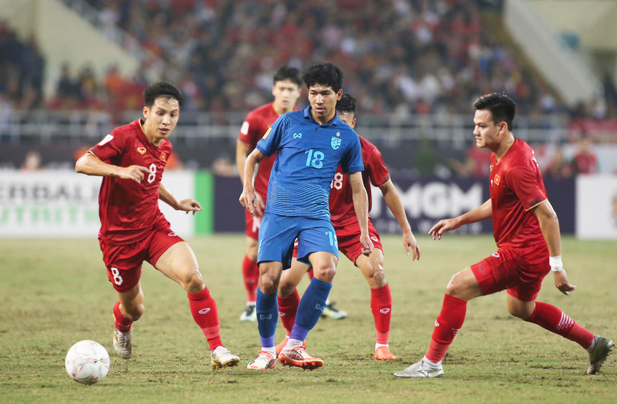 Trận đấu lượt đi đã diễn ra kịch tính với màn rượt đuổi của cầu thủ 2 đội. Ảnh: Lâm Thỏa