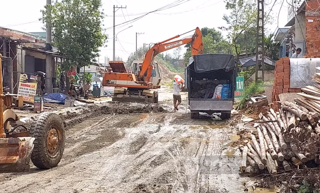 Ngoài một số đoạn trên tuyến được thảm nhựa thì đến nay dự án vẫn đang ngổn ngang.