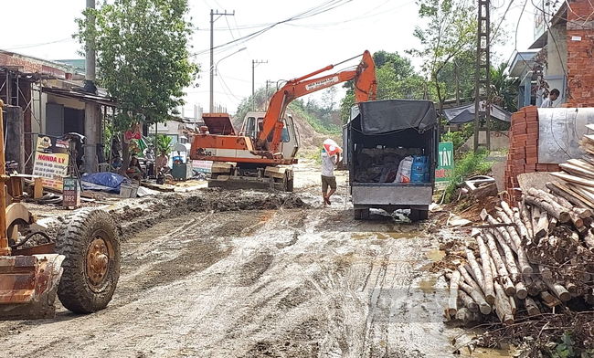 Ngoài một số đoạn trên tuyến được thảm nhựa thì đến nay dự án vẫn đang ngổn ngang.