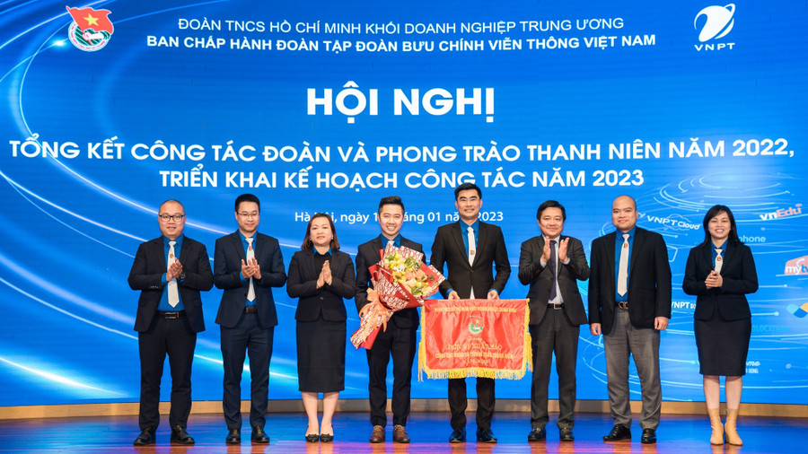 Đoàn Thanh niên Tập đoàn VNPT triển khai Công trình ứng dụng Thanh niên Việt Nam do T.Ư Đoàn chủ trì, là thành tích nổi bật trong năm 2022 của đơn vị này. Ảnh: Nhật Nam Đoàn Thanh niên Tập đoàn VNPT triển khai Công trình ứng dụng Thanh niên Việt Nam do T.Ư Đoàn chủ trì, là thành tích nổi bật trong năm 2022 của đơn vị này. Ảnh: Nhật Nam