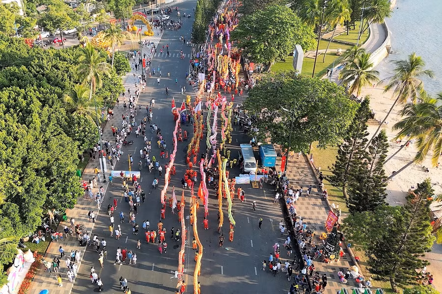 Sau đó là màn diễu hành đường phố của 54 Rồng và hàng trăm con Lân, Sư ven biển Vũng Tàu. Ảnh: Thành An