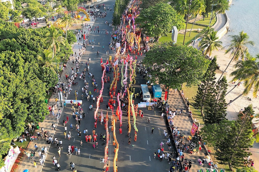 Sau đó là màn diễu hành đường phố của 54 Rồng và hàng trăm con Lân, Sư ven biển Vũng Tàu. Ảnh: Thành An