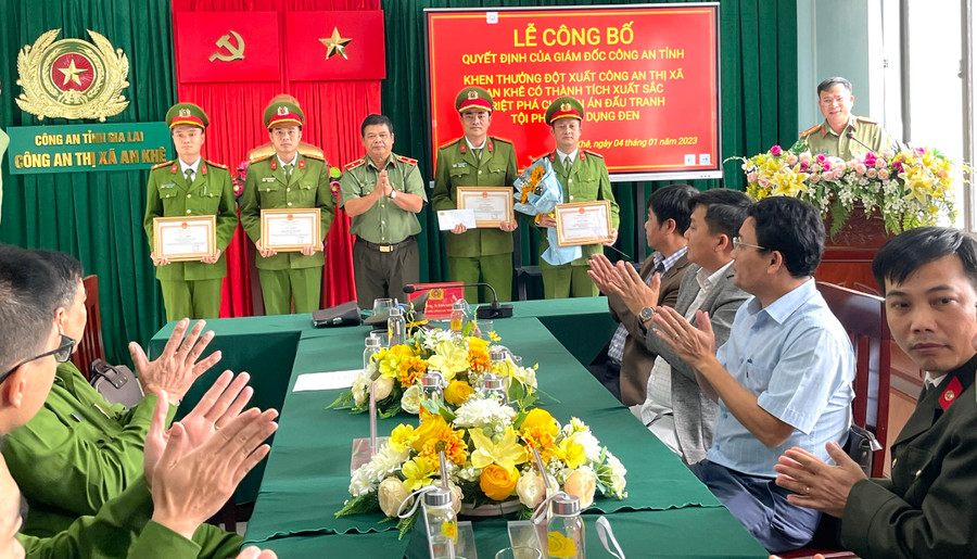 Thiếu tướng Rah Lan Lâm-Giám đốc Công an tỉnh Gia Lai (đứng giữa) trao giấy khen cho lãnh đạo, cán bộ Công an thị xã an Khê. Ảnh: Công an thị xã An Khê