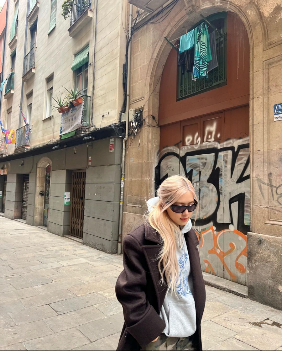 Trở nên phong cách, thời thượng hơn khi khoác thêm chiếc áo khoác dáng dài tung tăng xuống phố.