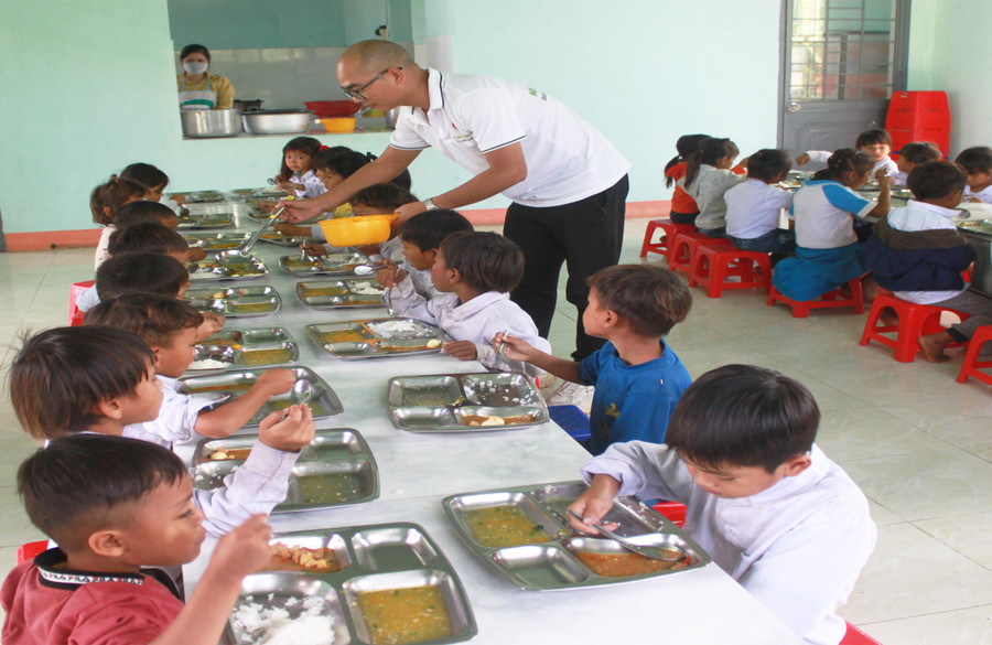 Nhờ nguồn rau sạch từ mô hình Vườn rau em chăm, bữa ăn bán trú của các em học sinh lớp 1 Trường Tiểu học và THCS Đinh Núp được cải thiện đáng kể. Ảnh: Vũ Chi