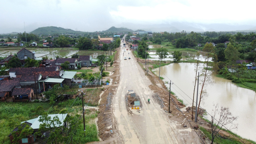Một đoạn QL19 qua tỉnh Bình Định không khác gì ruộng cày. Ảnh: Thanh Quân