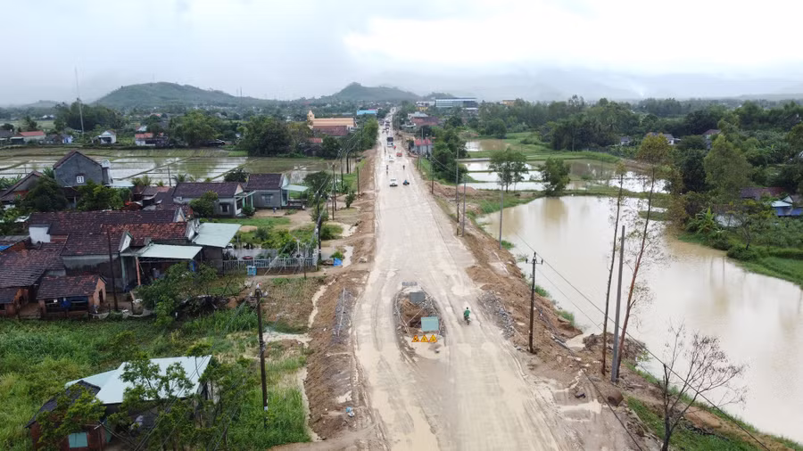 Một đoạn QL19 qua tỉnh Bình Định không khác gì ruộng cày. Ảnh: Thanh Quân