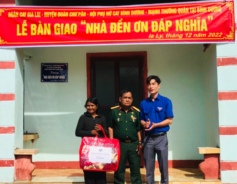 Tuổi trẻ Chư Păh chung tay xây dựng nông thôn mới ảnh 1 Huyện Đoàn Chư Păh tặng quà cho ông Rơ Châm Dôk (ở giữa, làng Mun, thị trấn Ia Ly, huyện Chư Păh). Ảnh: Minh Nhật