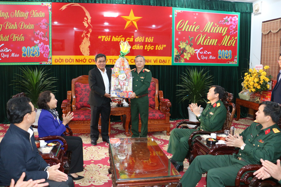 Bí thư Tỉnh ủy Hồ Văn Niên đến thăm, chúc Tết Binh đoàn 15. Ảnh: Quang Tấn