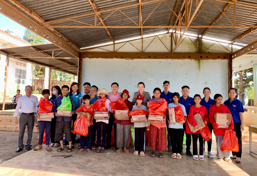 Đại diện Quỹ Hỗ trợ bệnh nhân nghèo Gia Lai và đại diện chính quyền địa phương trao quà và chụp ảnh lưu niệm cùng bà con. Ảnh: Như Nguyện Đại diện Quỹ Hỗ trợ bệnh nhân nghèo Gia Lai và đại diện chính quyền địa phương trao quà và chụp ảnh lưu niệm cùng bà con. Ảnh: Như Nguyện