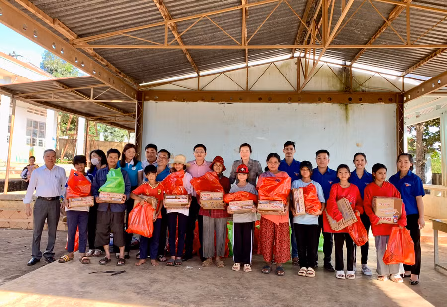 Đại diện Quỹ Hỗ trợ bệnh nhân nghèo Gia Lai và đại diện chính quyền địa phương trao quà và chụp ảnh lưu niệm cùng bà con. Ảnh: Như Nguyện