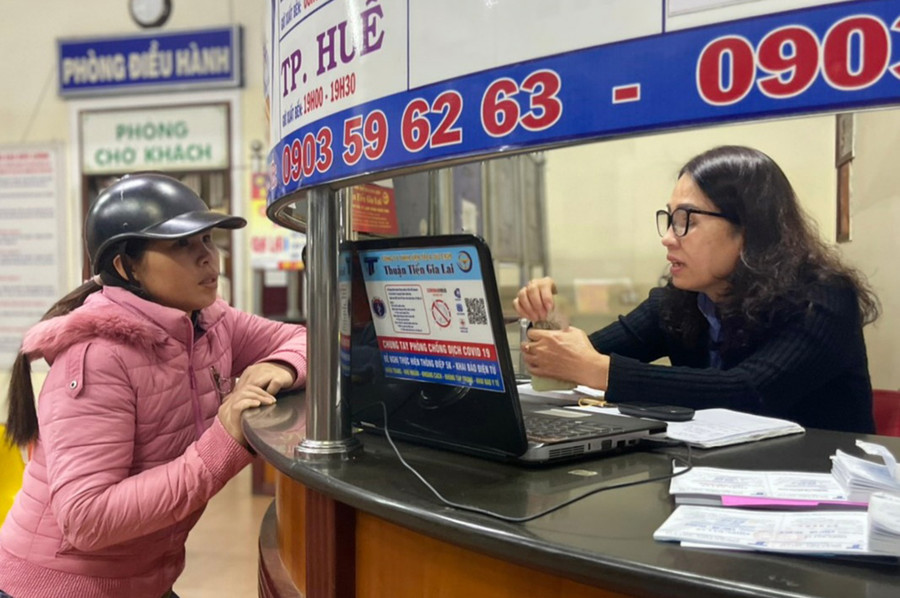 Người dân đến quầy vé tại Bến xe Đức Long đặt mua vé dịp Tết. Ảnh: Lê Anh