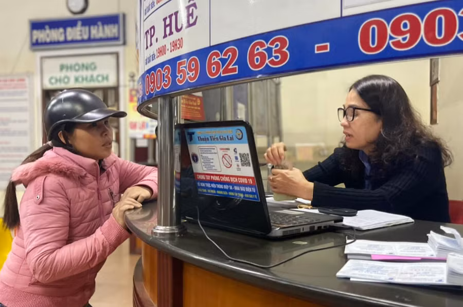 Người dân đến quầy vé tại Bến xe Đức Long đặt mua vé dịp Tết. Ảnh: Lê Anh