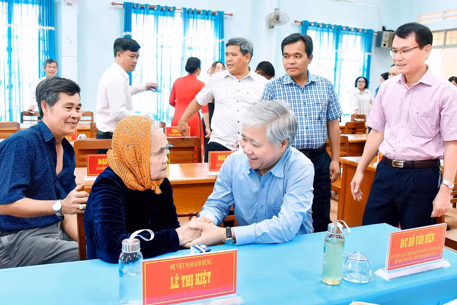 Chủ tịch Ủy ban Trung ương MTTQ Việt Nam Đỗ Văn Chiến (bìa phải, ngồi) ân cần hỏi thăm sức khỏe Mẹ Việt Nam anh hùng Lê Thị Kiệt (phường Đống Đa, TP. Pleiku). Ảnh: Đức Thụy