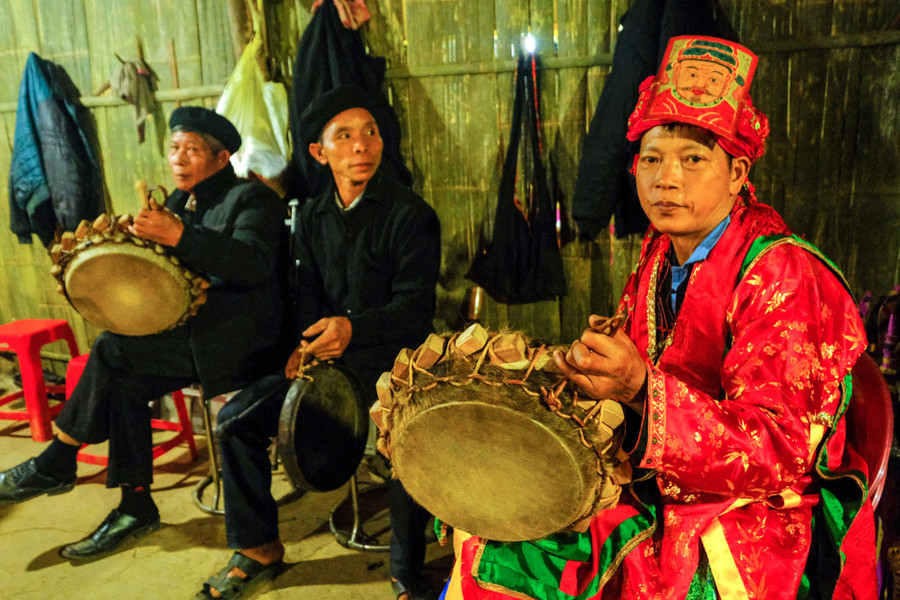 Các nhạc cụ dân gian trong buổi lễ cấp sắc. Các nhạc cụ dân gian trong buổi lễ cấp sắc