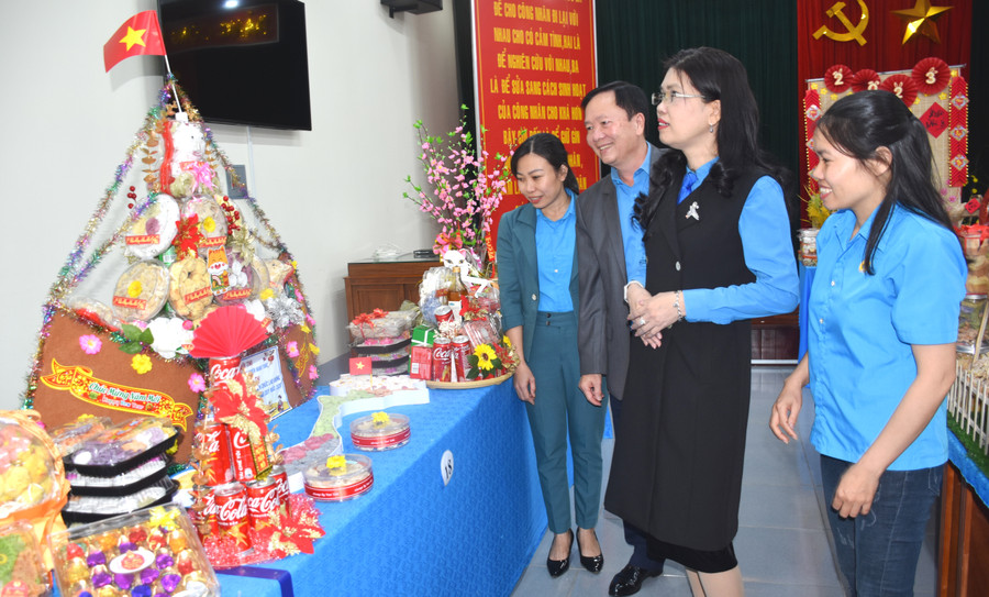 Bà Trần Lệ Nhung- Chủ tịch LĐLĐ tỉnh (thứ 2 từ phải qua) xem xét các đội trưng bày sản phẩm dự thi. Ảnh: Đinh Yến