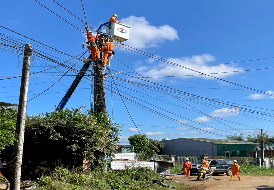 Di dời lưới điện trung-hạ thế trên các tuyến đường Ký Con (TP. Pleiku). Ảnh: Khang Nghi